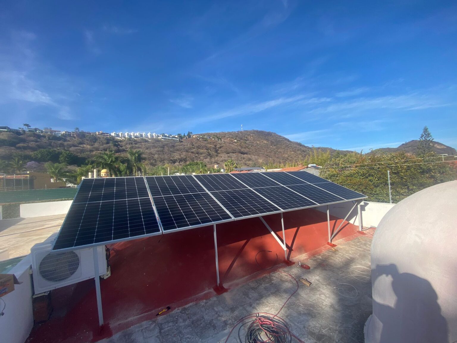 Arreglo solar bifacial sobre nave logística en el Bajío mexicano
