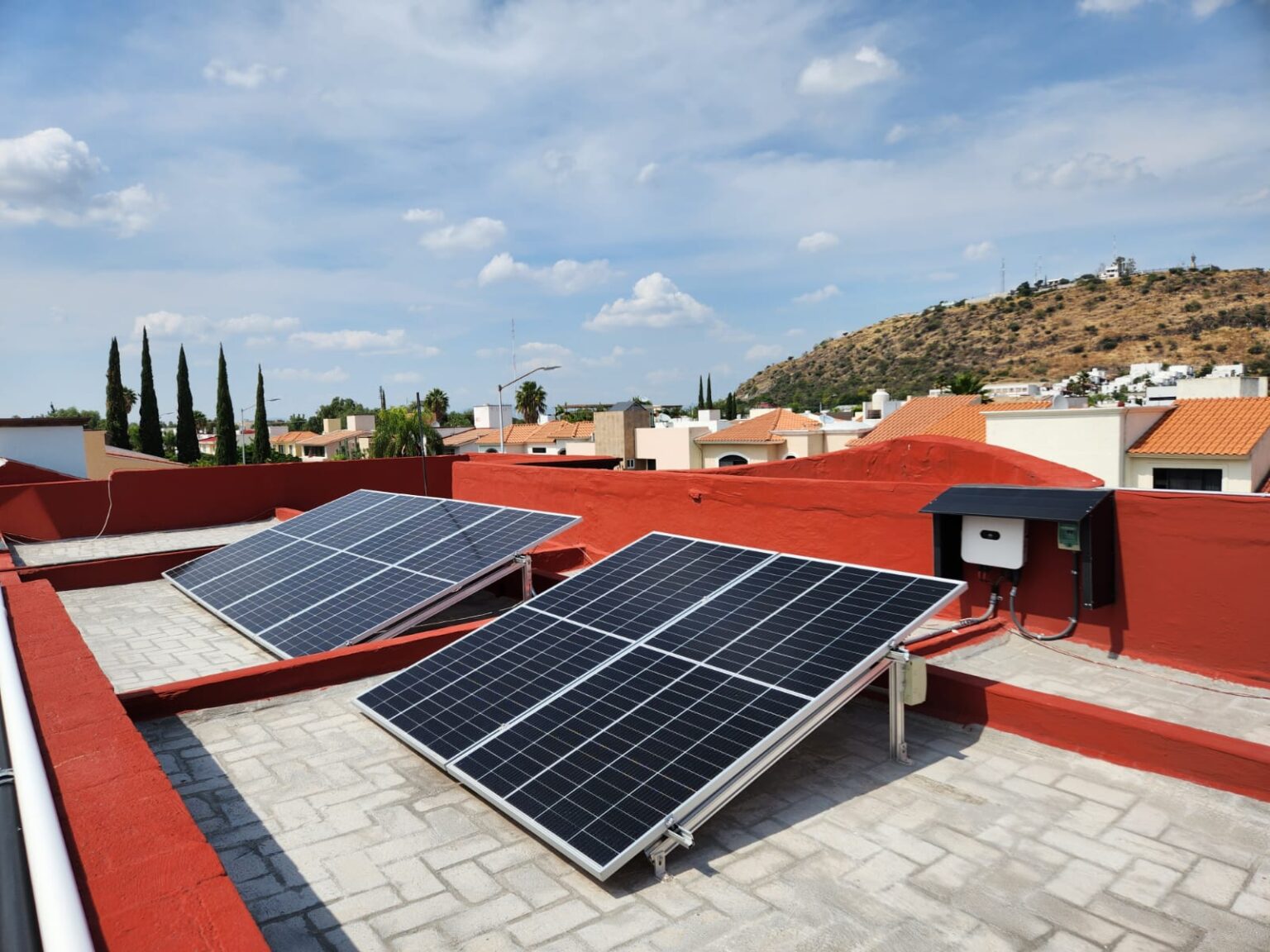 Instalación de paneles solares en techo de plaza comercial en Guadalajara