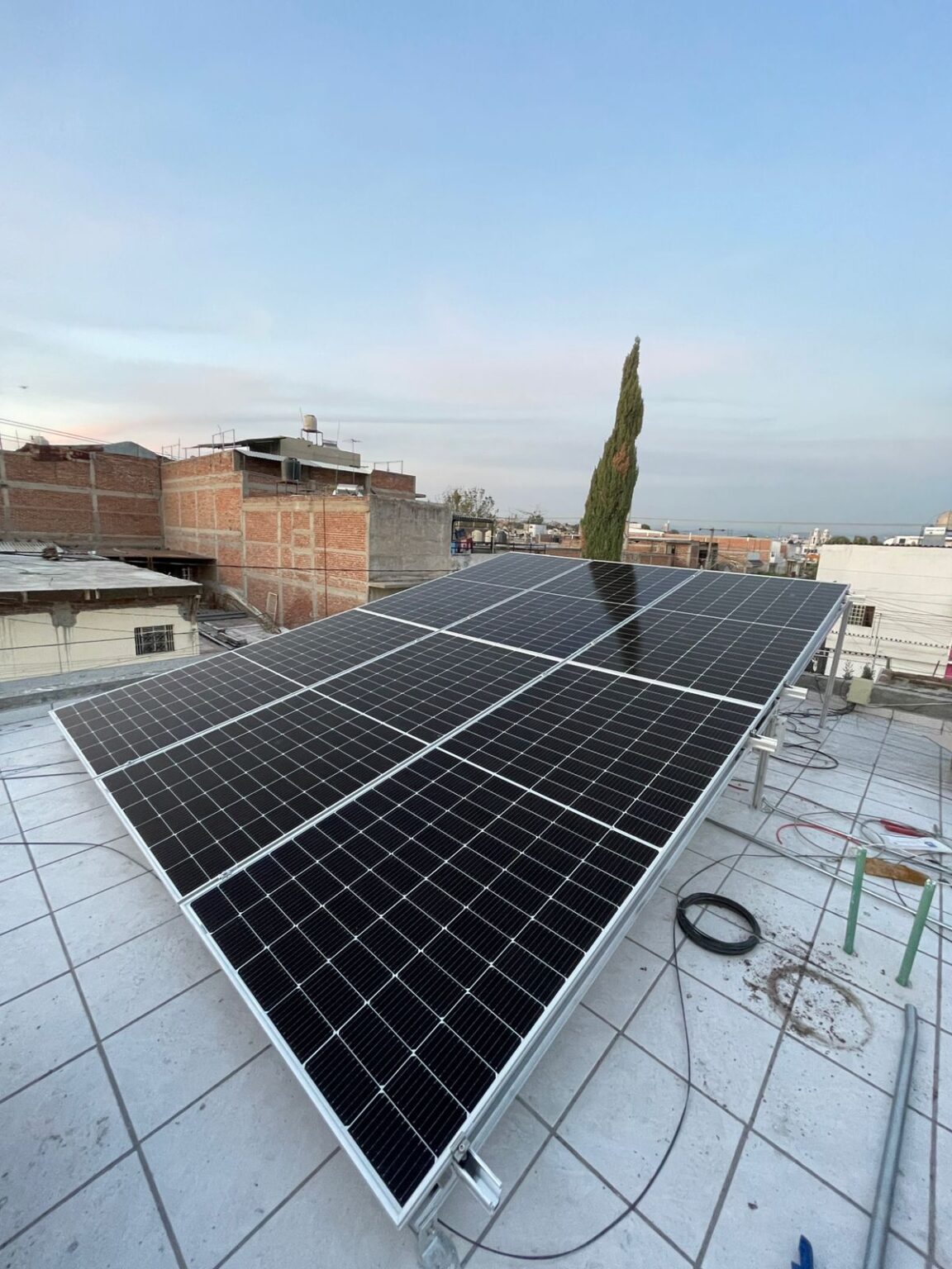 Casa residencial con paneles solares instalados en el techo